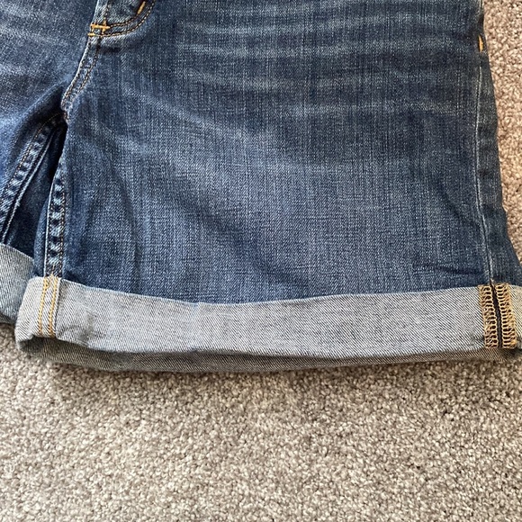 Eddie Bauer Women’s Distressed Boyfriend Shorts Button-fly Cuffed 5” inseam sz 8 - Picture 6 of 10